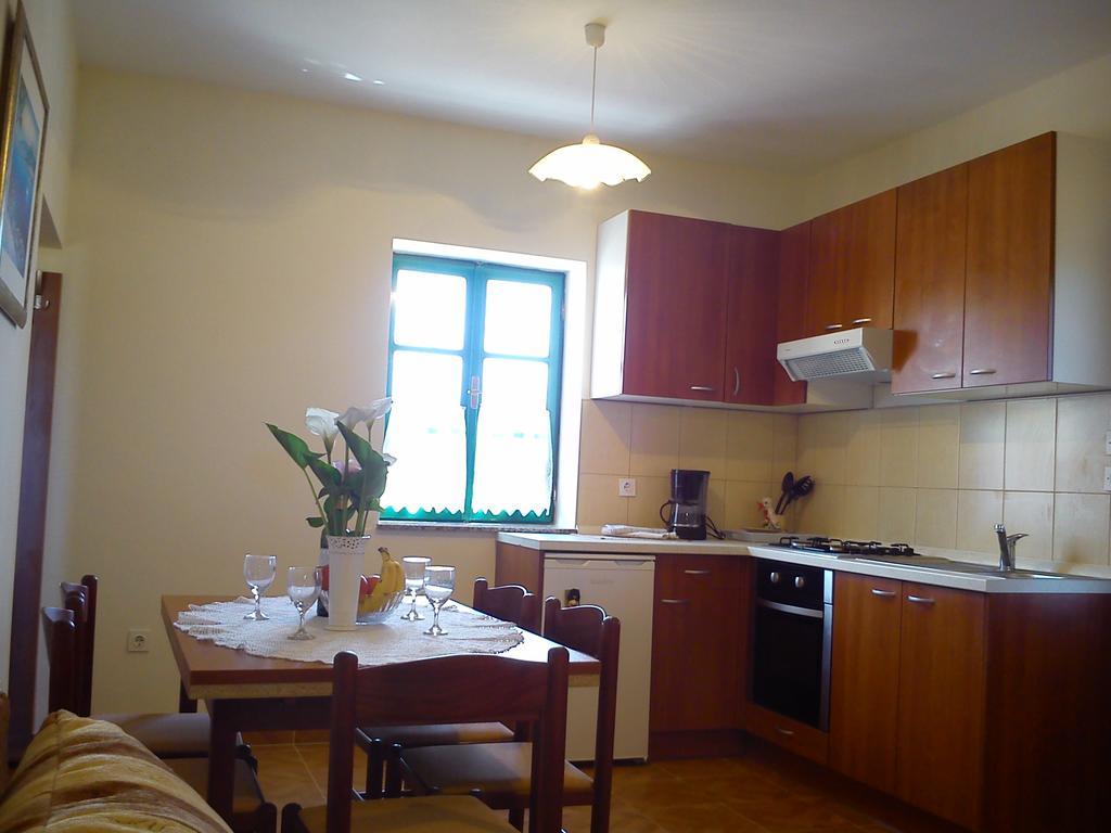 Milutinov Dvor Apartments Vrsi Exterior photo